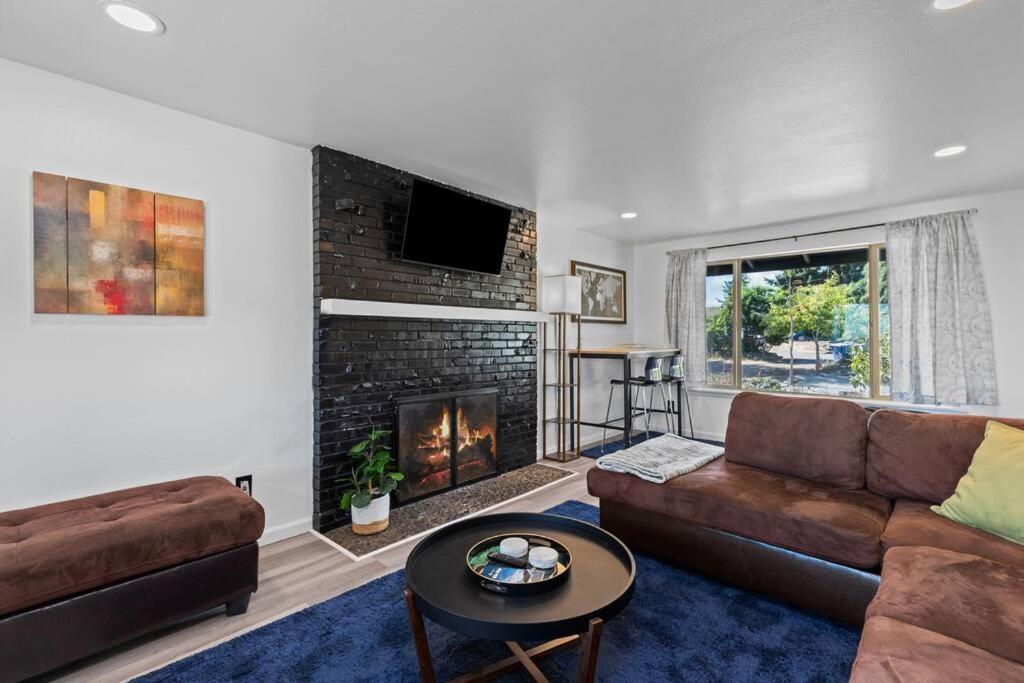 Retreat W/ Mountian Views Apartment
